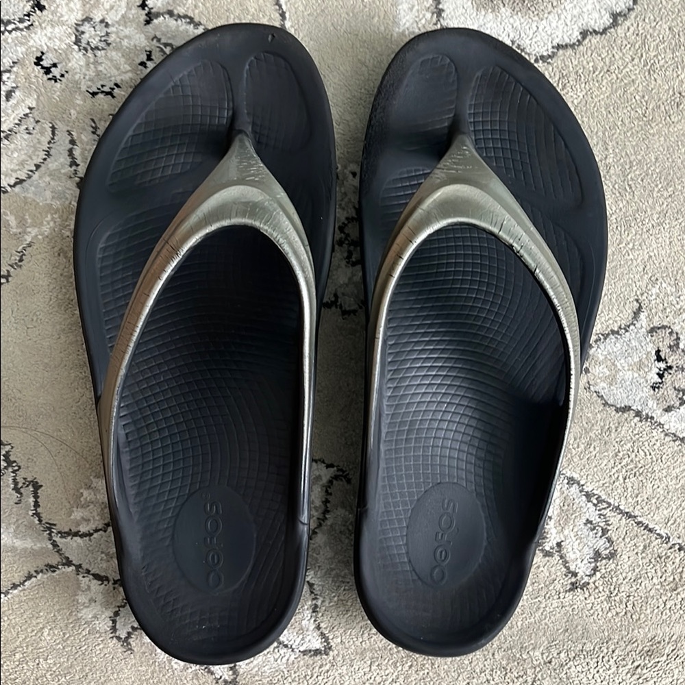 OOFOS Black and Silver Ergonomic Sandals